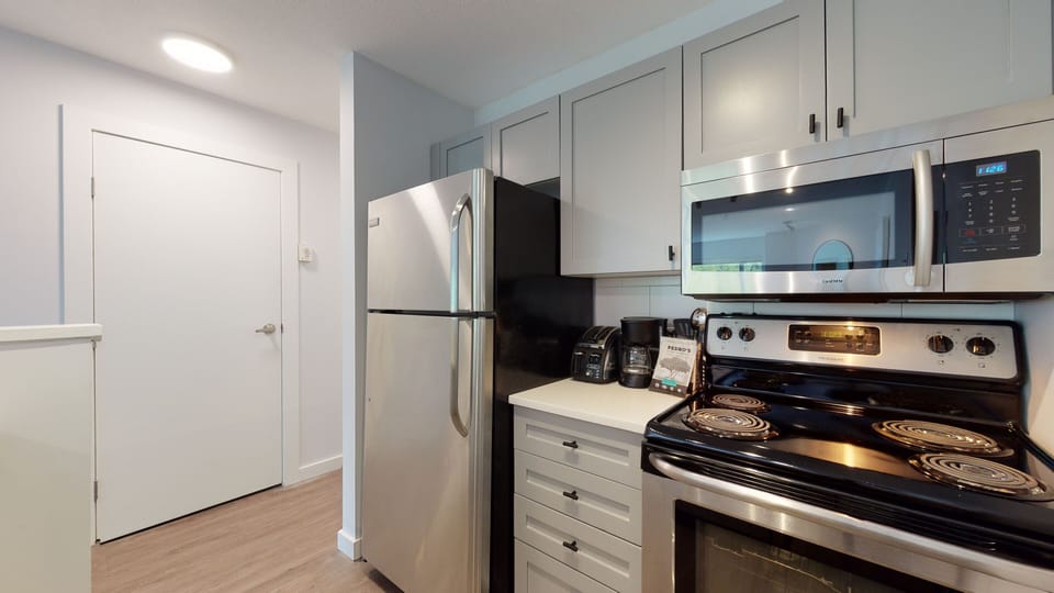 Kitchen - Fully set up with a stovetop/oven, microwave, and full size fridge. Complimentary coffee, tea and hot chocolate.