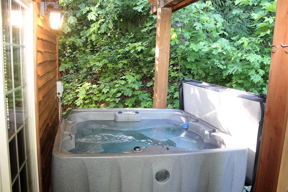 Private 4-6 Person Hot tub off Master Bedroom