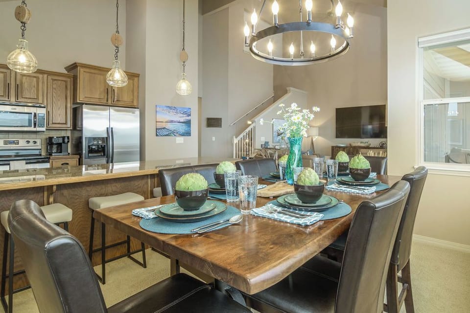 Dinette looking into kitchen and family room