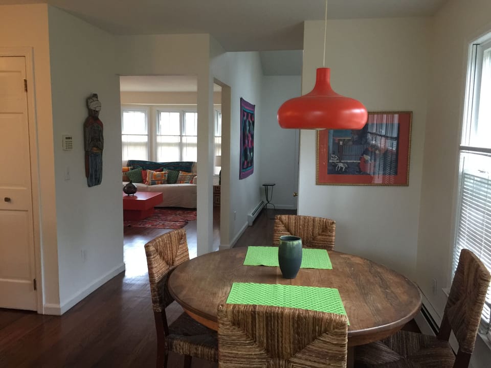 Dining area- extends to seat 6