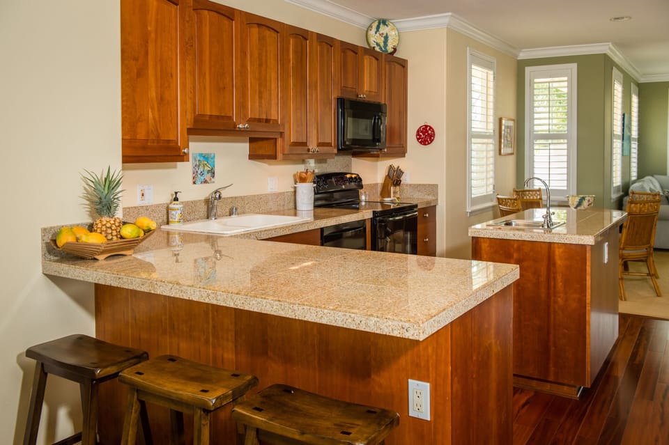 Kitchen - Kitchen with peninsula seating and island