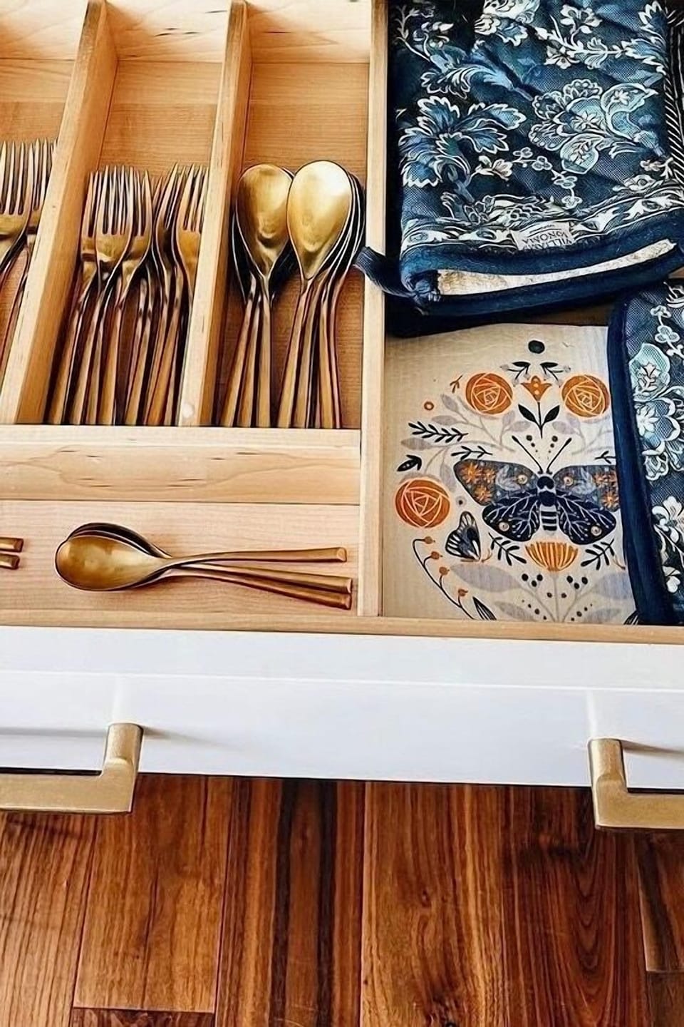 Stylish cutlery and linens