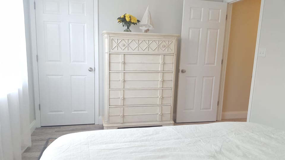 Guests bedroom with queen size bed, high quality mattress and beddings 