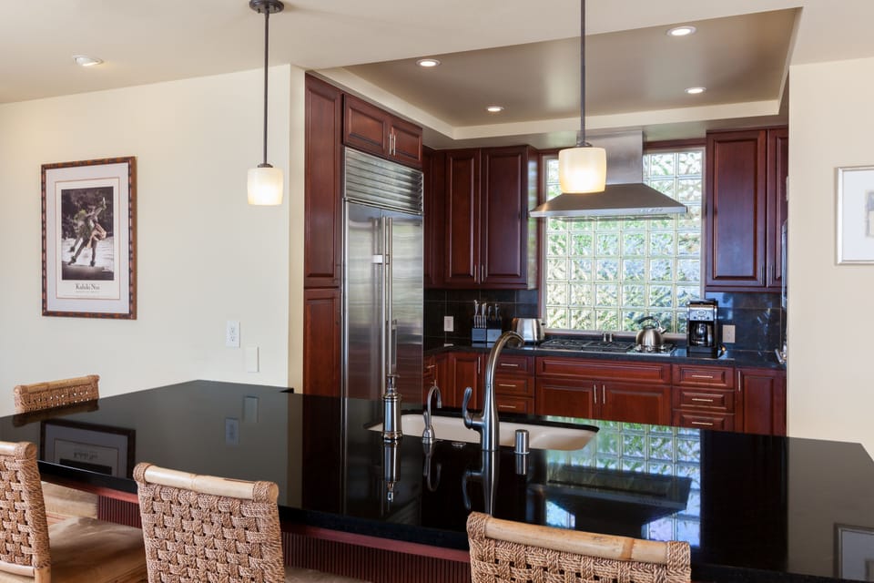 Kitchen island & kitchen

