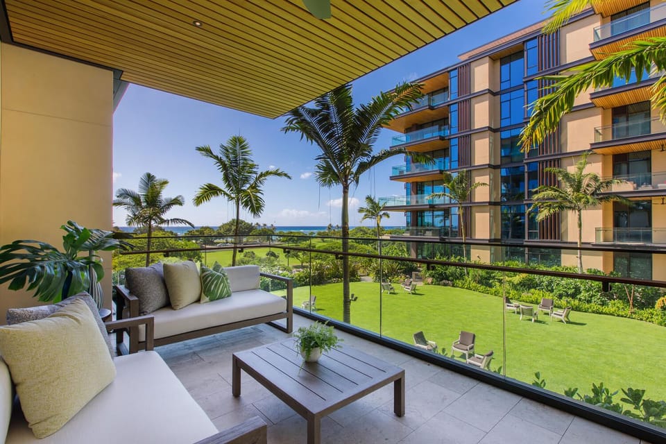 Start your day with coffee or wind down with cocktails on your spacious lanai, framed by sweeping views of the Great Lawn and sparkling ocean beyond.