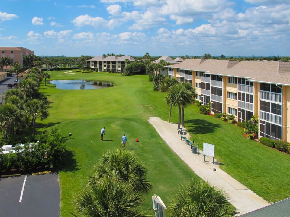  3-par, 9 holes manicured golf course inside the resort