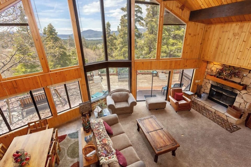 Floor to Ceiling windows to take in the Lake Views.