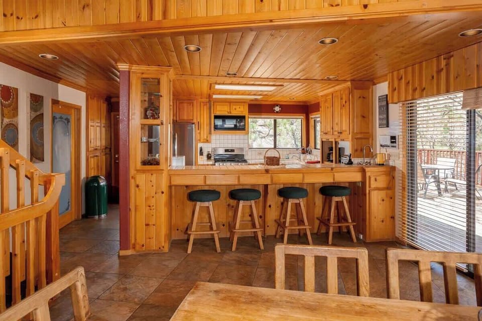 Convenient Breakfast Bar for extra seating.