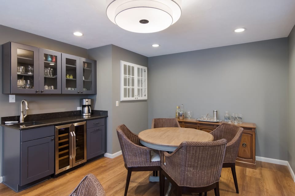 Ding room with wet bar