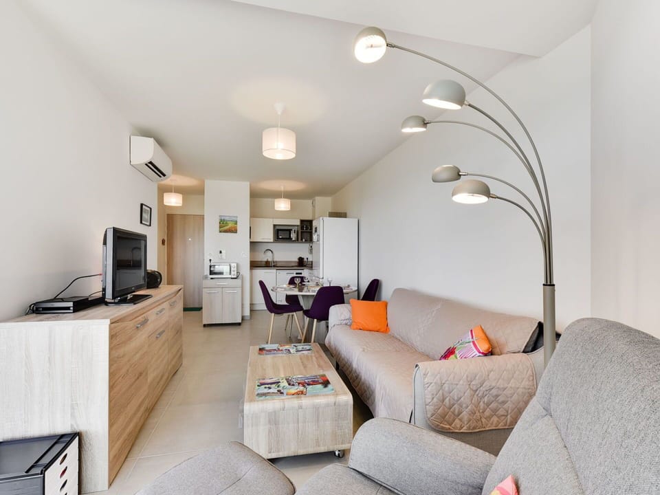 Room, Property, White, Furniture, Interior Design, Living Room, Ceiling, Building, House, Floor