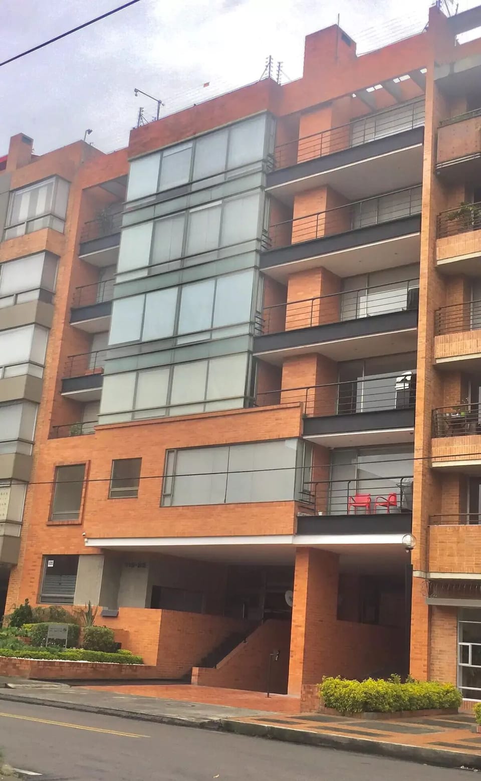 Fachada y entrada edificio