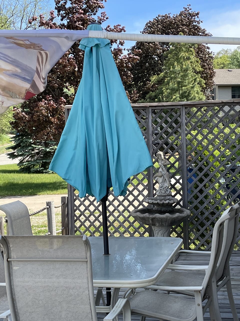 Has a 10 x 20 wrap around patio side porch with a outdoor table & umbrella