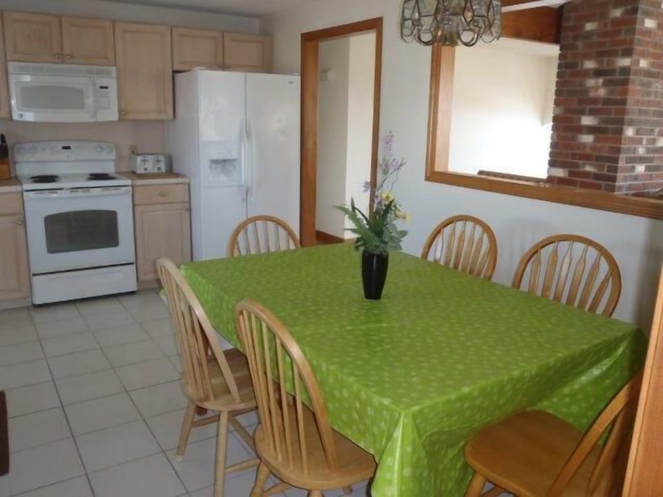 Eat in kitchen
