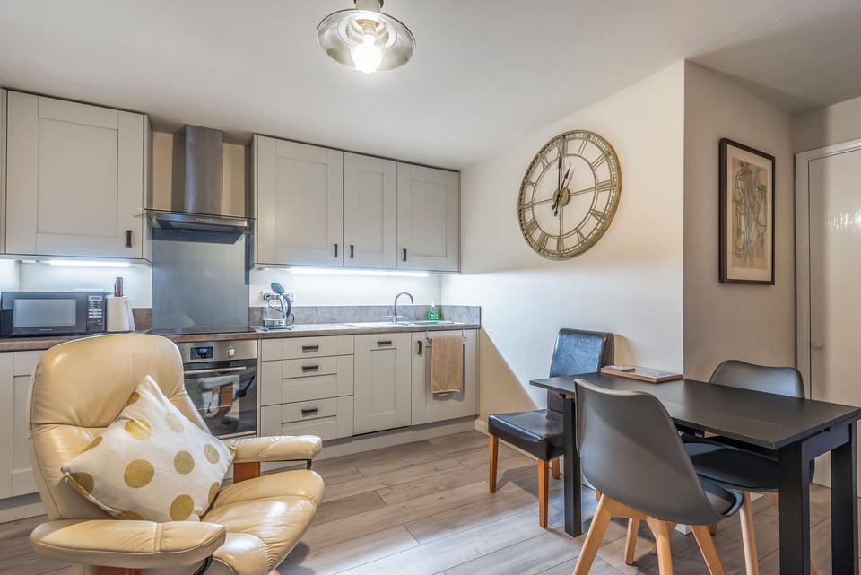The kitchen and dinning area