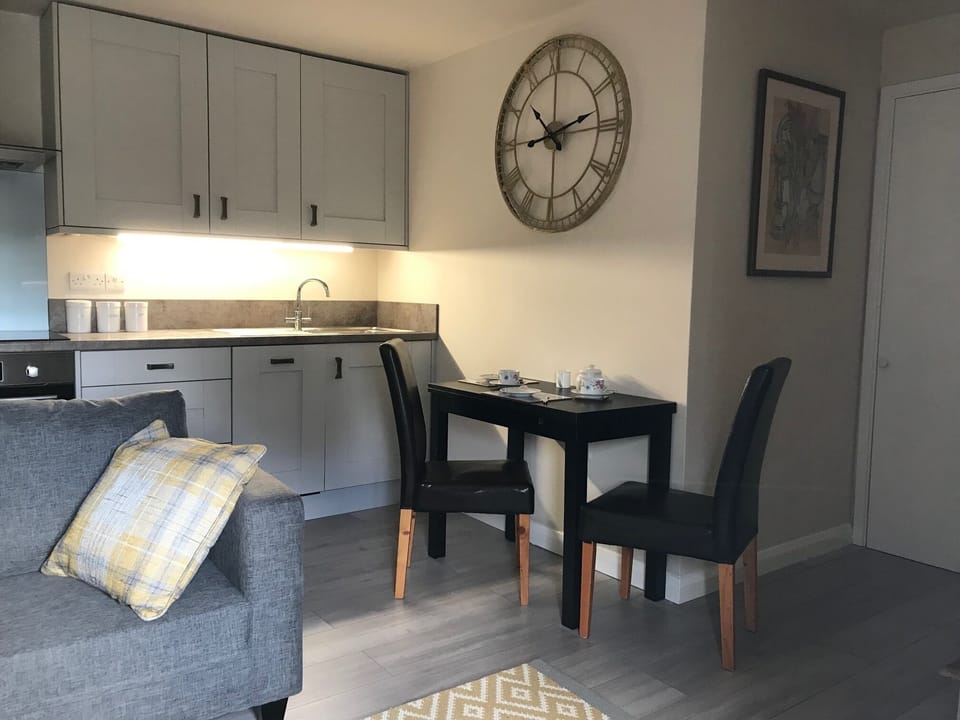 The Snug Kitchenette & dining table.