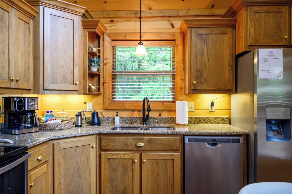 Your fully equipped kitchen features granite countertops and stainless steel appliances, prioritizing comfort and easy clean-up