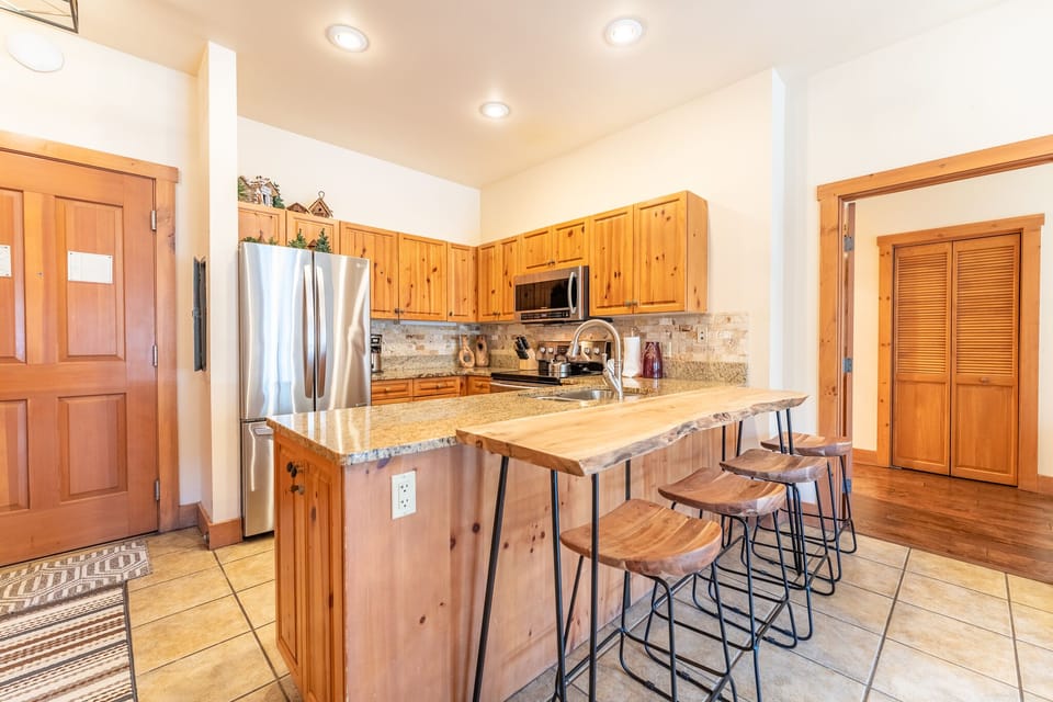 Breakfast bar with seating for four.