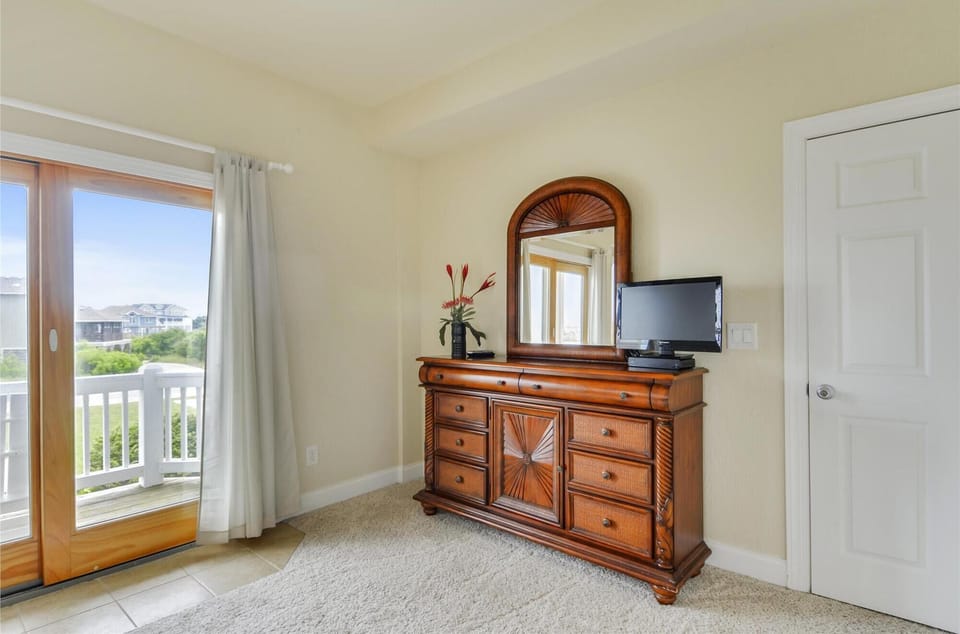 King Master Suite (1) - Mid Level
