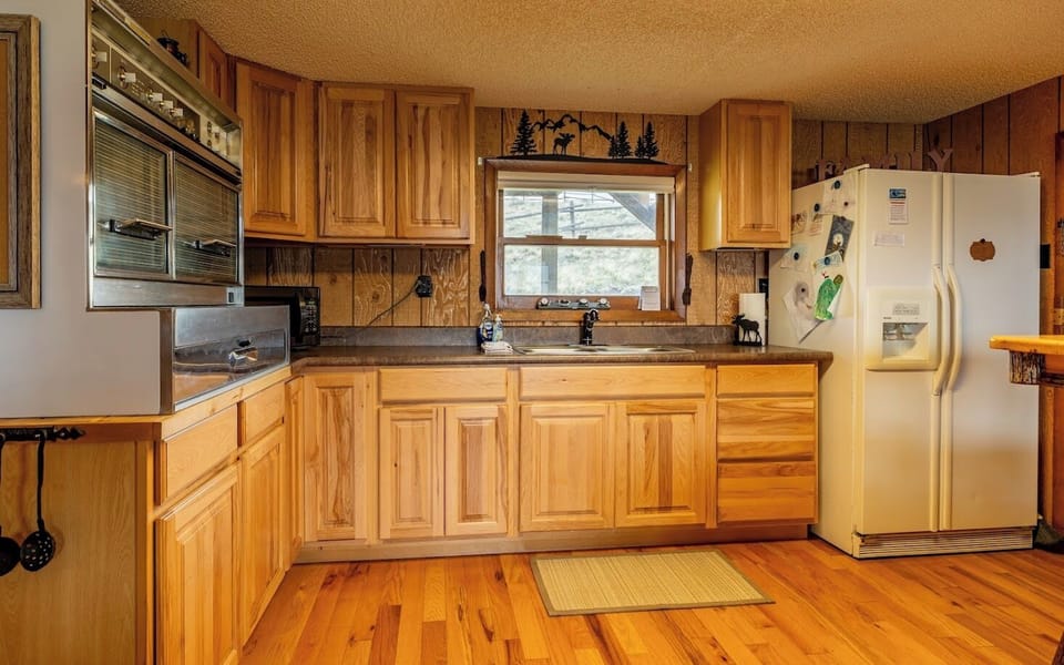 Full size kitchen to easily prepare meals or your morning cup of coffee