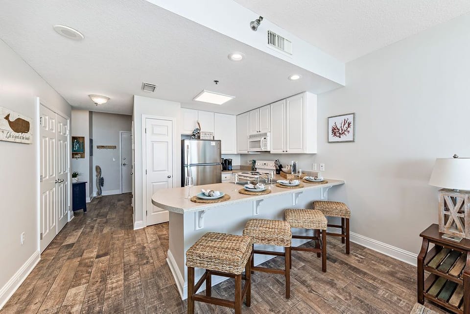 Seating for 4 in the kitchen