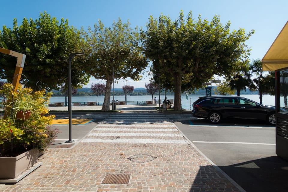 alley to lake walk