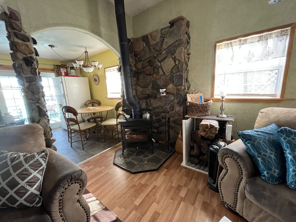 Wood stove. Wood can be purchased at the snappy subs a block down.