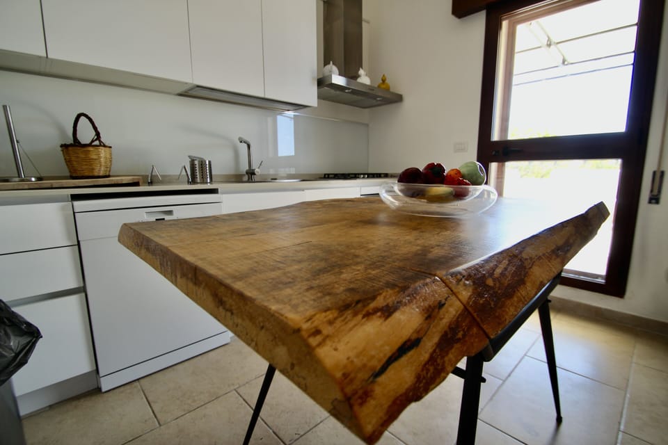Fully equipped eat-in kitchen 
