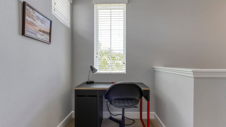 Productivity Zone: Inspiring Workspace with Desk and Chair for Maximum Focus.
