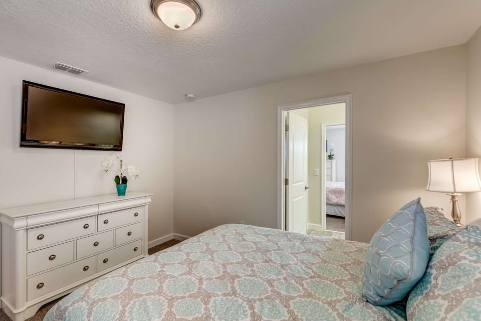 Cozy Queen: Bedroom 5 Escape.