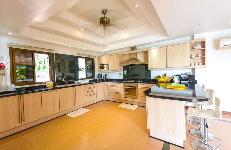 Luxury 4 Bed Infinity Pool Villa, Chef.