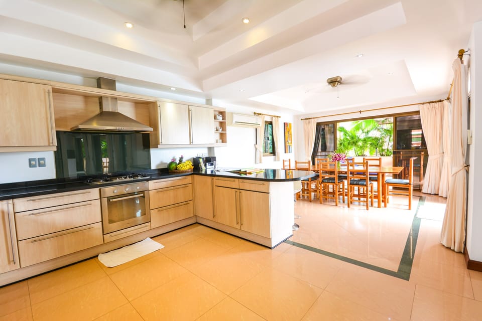 Luxury 4 Bed Infinity Pool Villa, Chef.