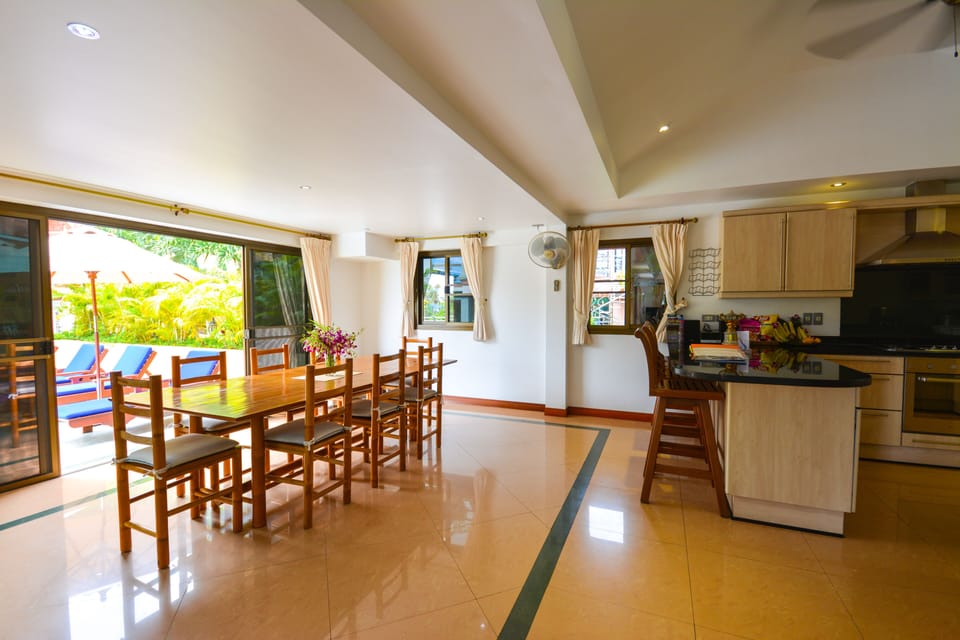 Luxury 4 Bed Pool Villa with Chef