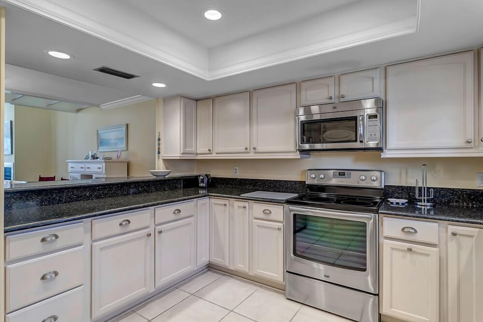 - Fully equipped kitchen with stainless steel appliances, granite countertops, and extra cabinet space
- Modern lighting and sleek finishes make this a chef ready cooking zone
- Perfect for quick breakfasts or prepping a full family dinner