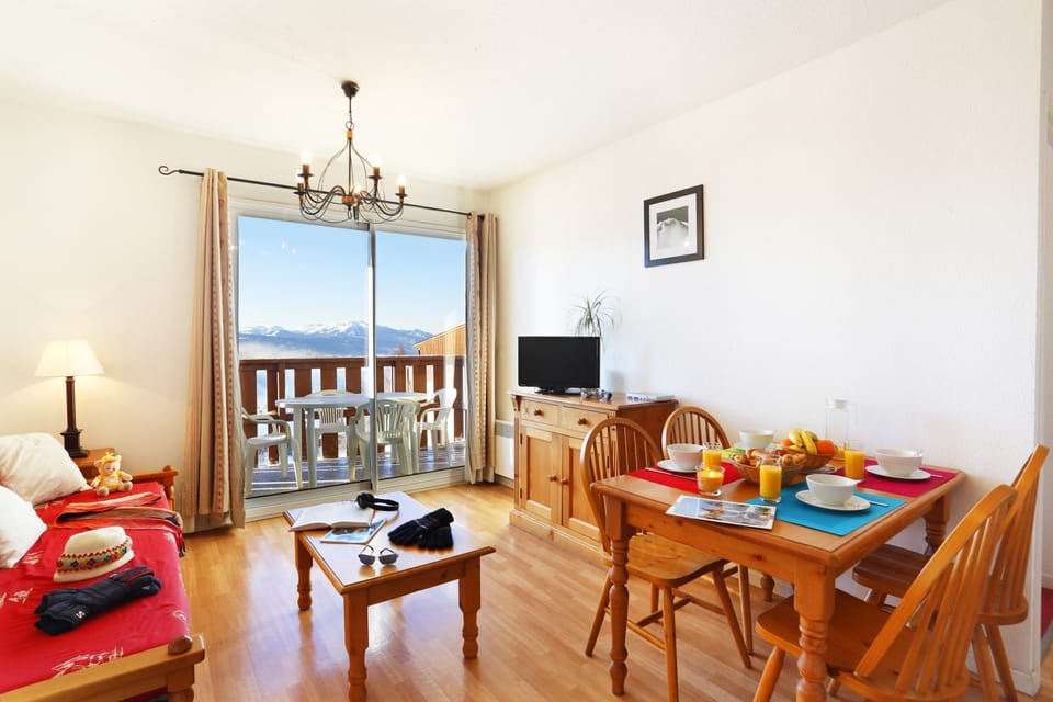 Sit back on the comfy sofa with a good book, or pay for TV services on-site.