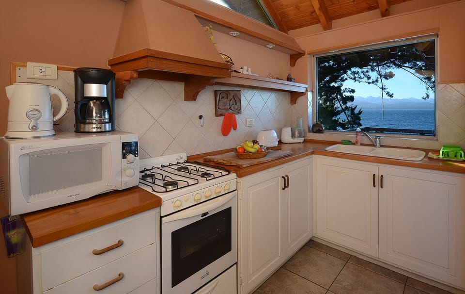 GREAT 3BEDR HOME ON THE LAKE SHORE (H50)