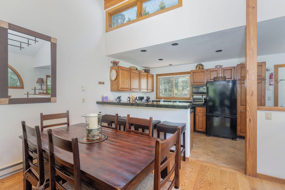 Dining area and breakfast bar 