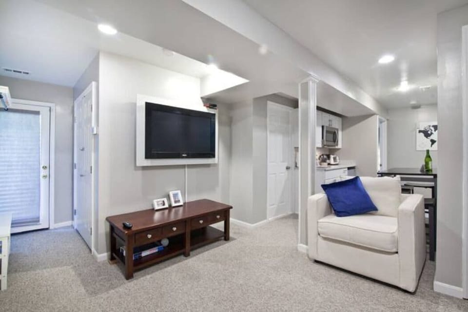Flat screen TV with Roku, private entrance
