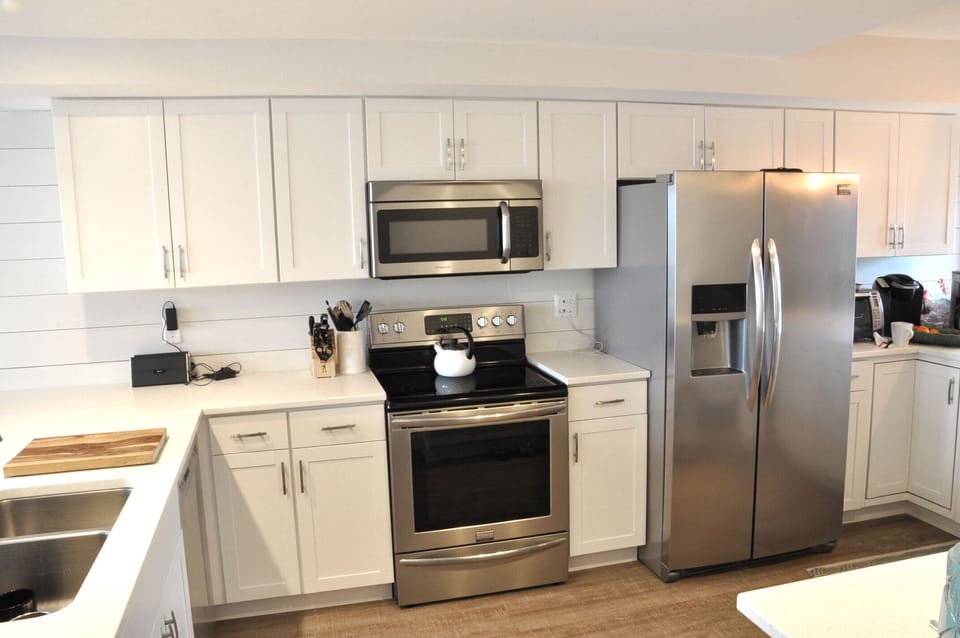 Wide open kitchen w/plenty of countertop space, cabinets & pantry for storage
