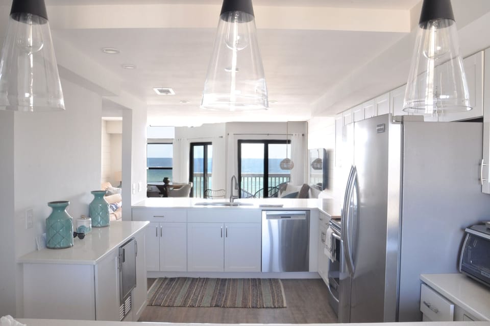 Wide open kitchen w/plenty of space to cook & just hang out.  Separate ice maker