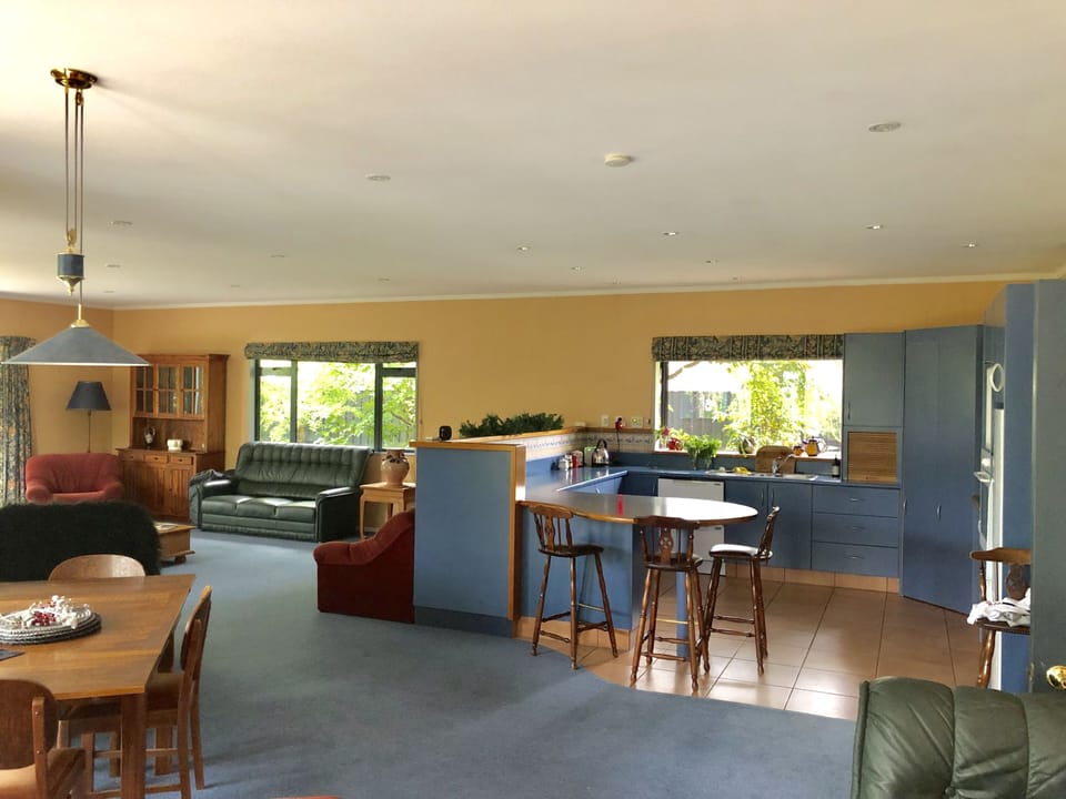 Kitchen  /  Lounge