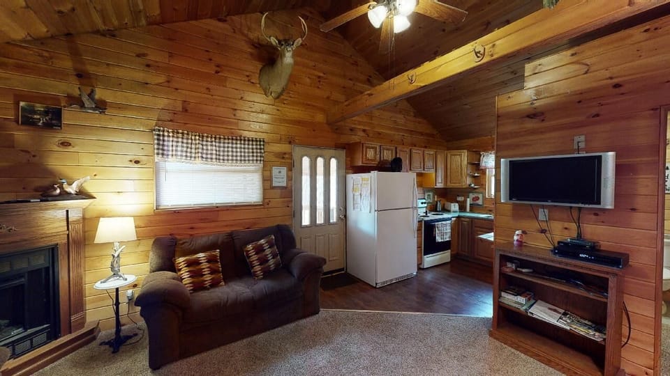 1st Choice Lodging - Hawk's Nest Cabin