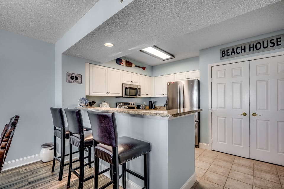 Eat-in kitchen bar