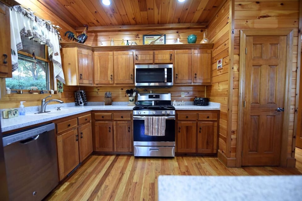 Luxury Pet Friendly Blue Ridge Cabin Rental with hot tub- Fenced Yard and Mountain View
