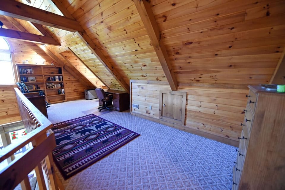 Luxury Pet Friendly Blue Ridge Cabin Rental with hot tub- Fenced Yard and Mountain View