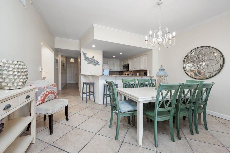 Dining area to kitchen