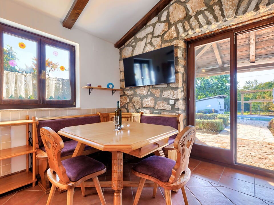Table, Furniture, Property, Plant, Chair, Wood, Picture Frame, Interior Design, Window, Floor