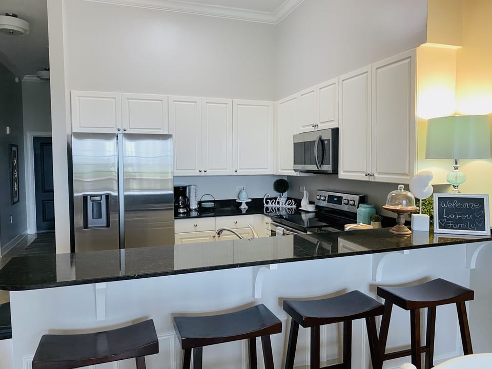 Fully Equipped Kitchen with 4 Bar Stools.