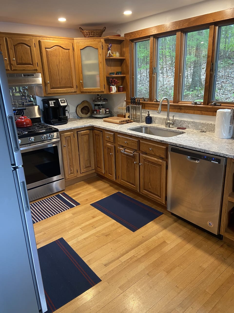 Quartz counters, deep sink + dishwasher easy cleanup