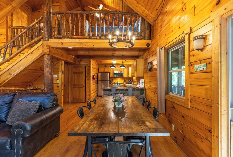 Bobcat Bluff Hocking Hills | Dining Table