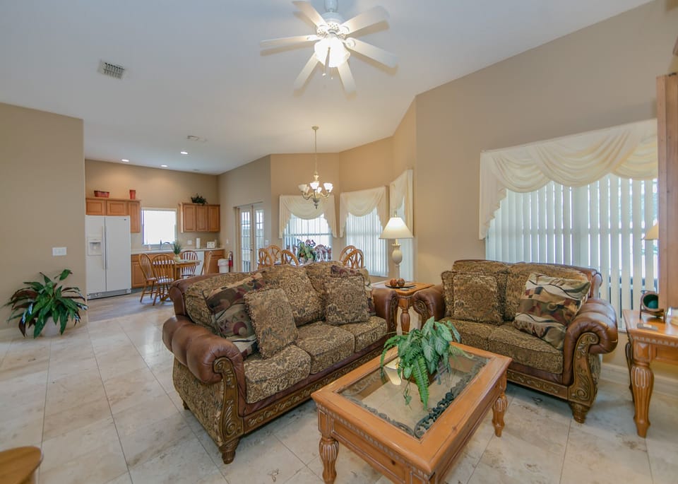'This house is absolutely beautiful and very spacious' - Review Selena